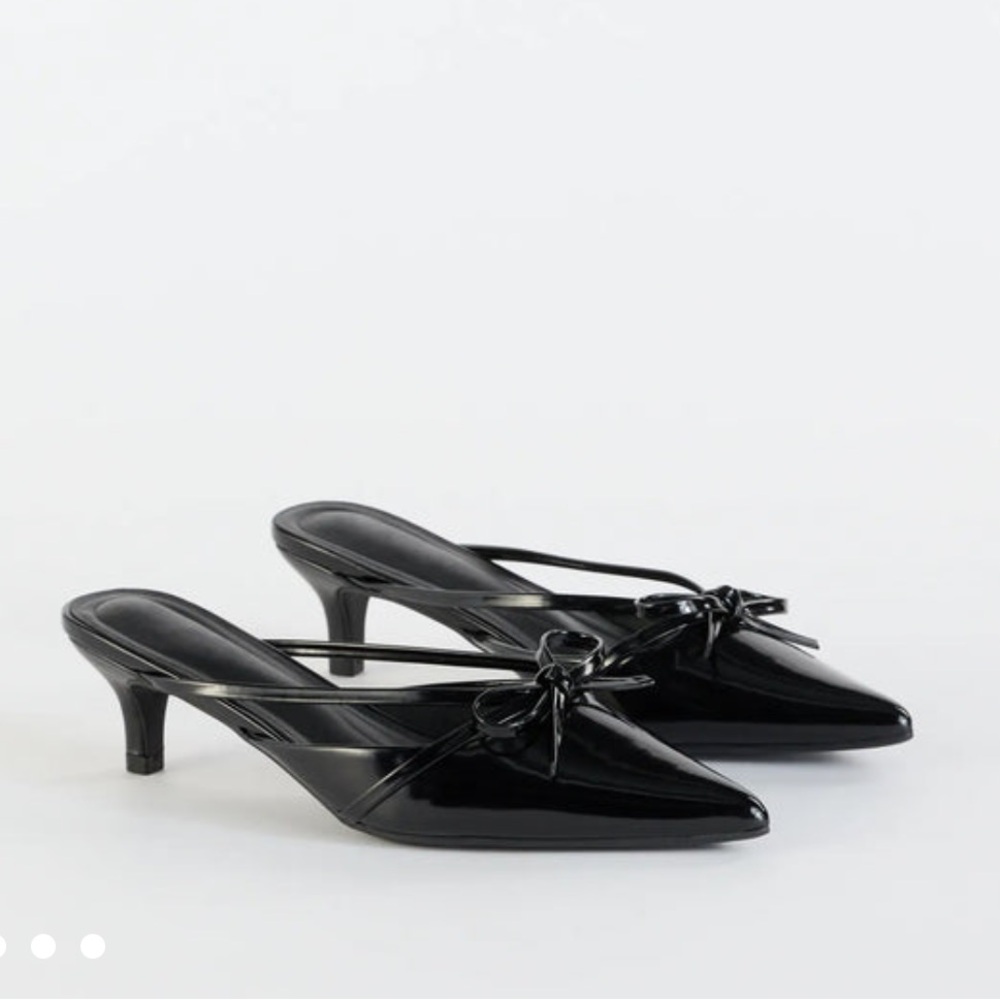 Pointed black kitten heels with bow detail